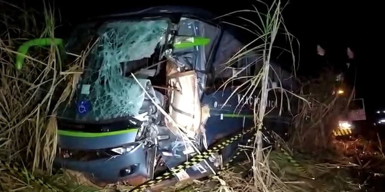 Acidente com ônibus deixa uma pessoa morta e outras seis feridas na PR-170, em Porecatu