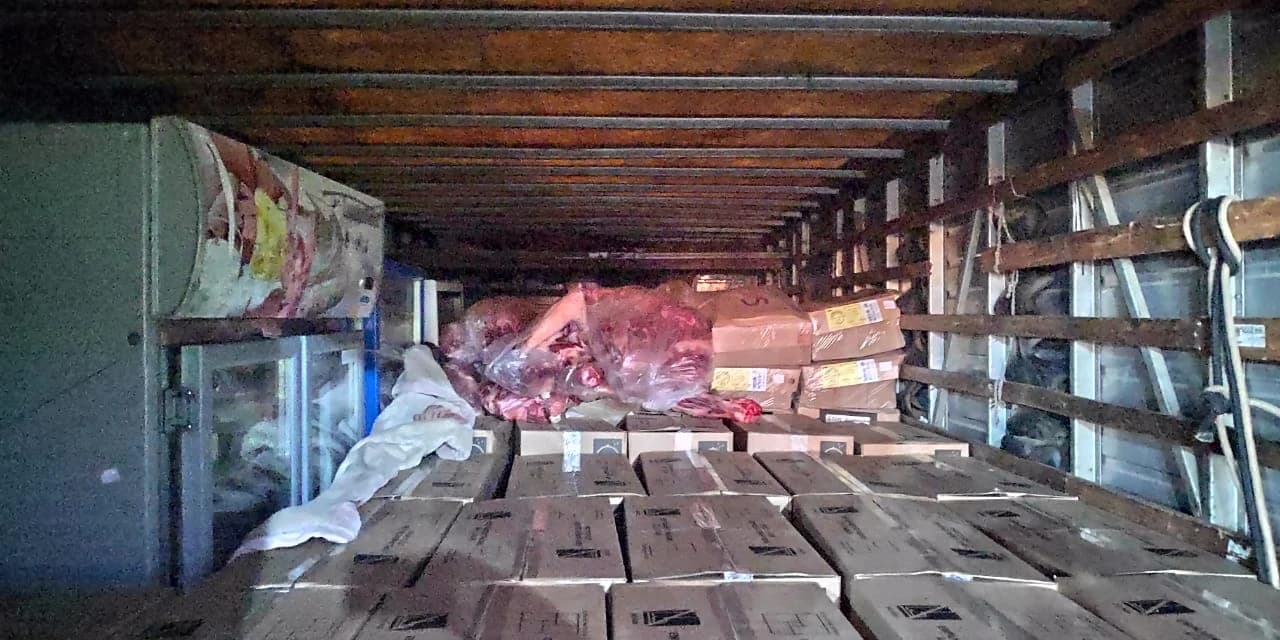 PRF apreende caminhão com quase 3 toneladas de carne sem refrigeração no Paraná