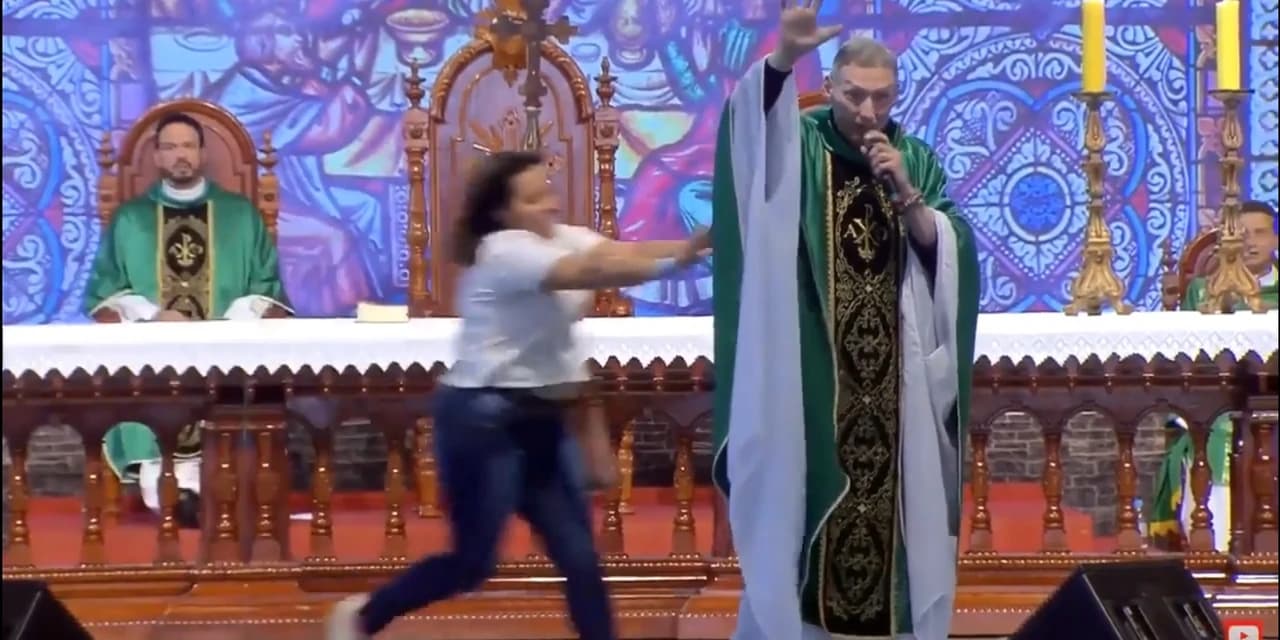 Padre Marcelo Rossi é empurrado de palco