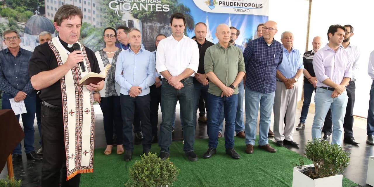 Governador Ratinho Junior entrega 49 casas e anuncia recursos em Prudentópolis.