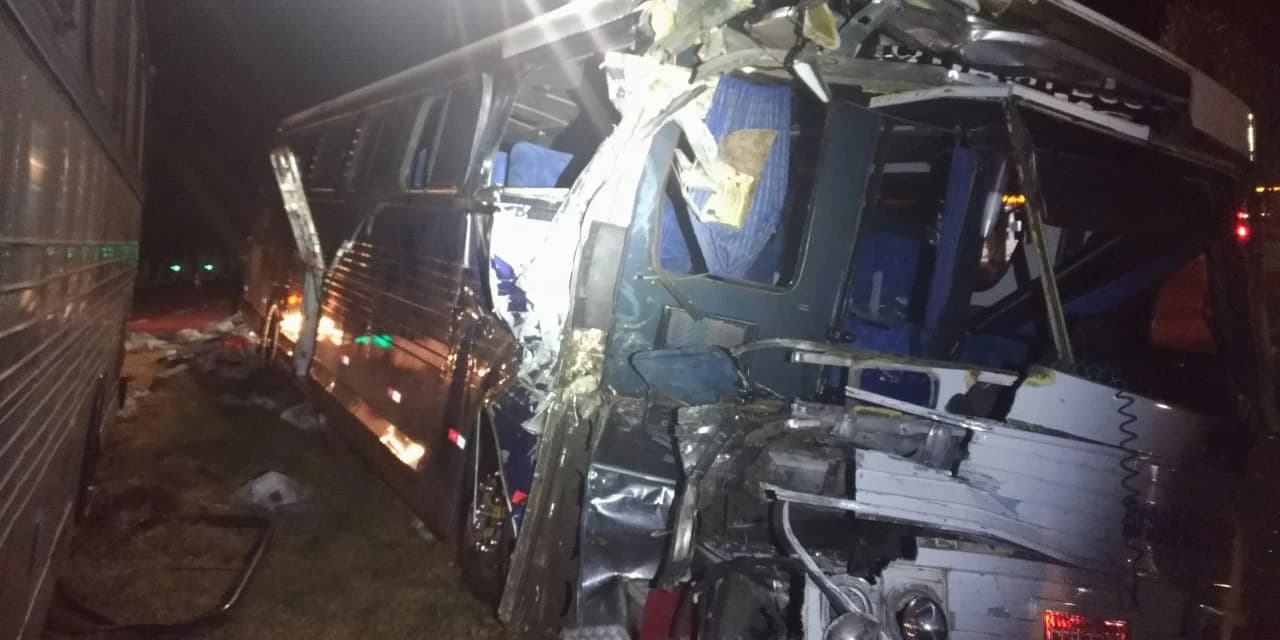 Acidente envolvendo dois ônibus de turismo deixa 7 feridos.