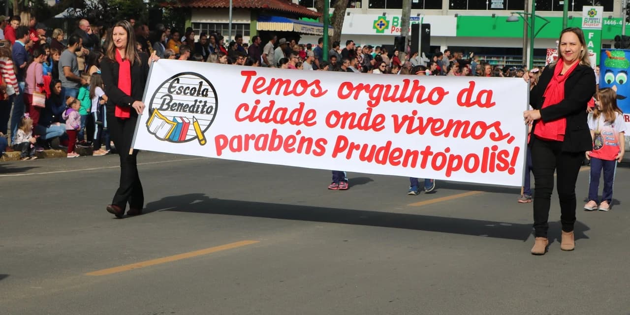 População lotou a avenida para assistir o desfile de aniversário de Prudentópolis