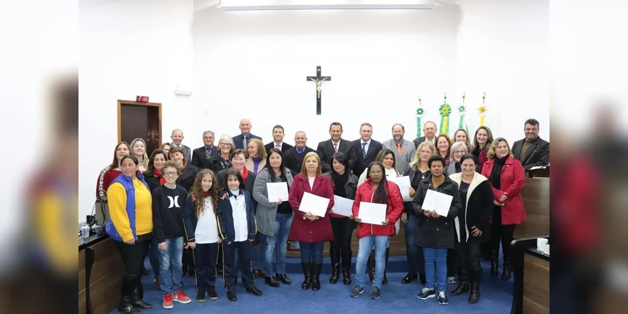 Legislativo homenageia Merendeiras, Auxiliares de Serviços Gerais e Motoristas do Transporte Escolar