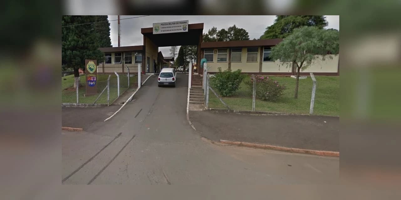 Motorista perde o controle de carro de luxo e bate contra muro no Batalhão da PM, em Guarapuava