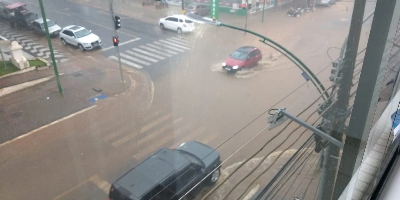 Forte chuva causa alagamentos em várias ruas de Prudentópolis: Assista o video.