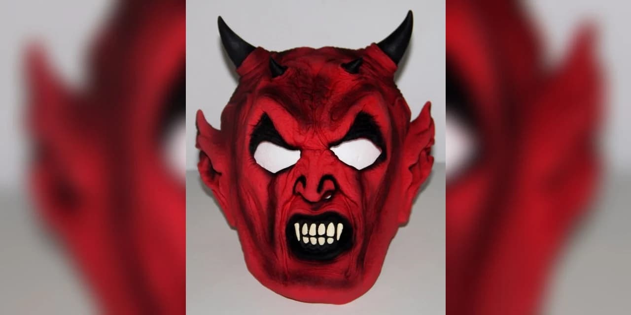 Homem usando máscara de “diabo’’ e portando faca tenta roubar em Prudentópolis