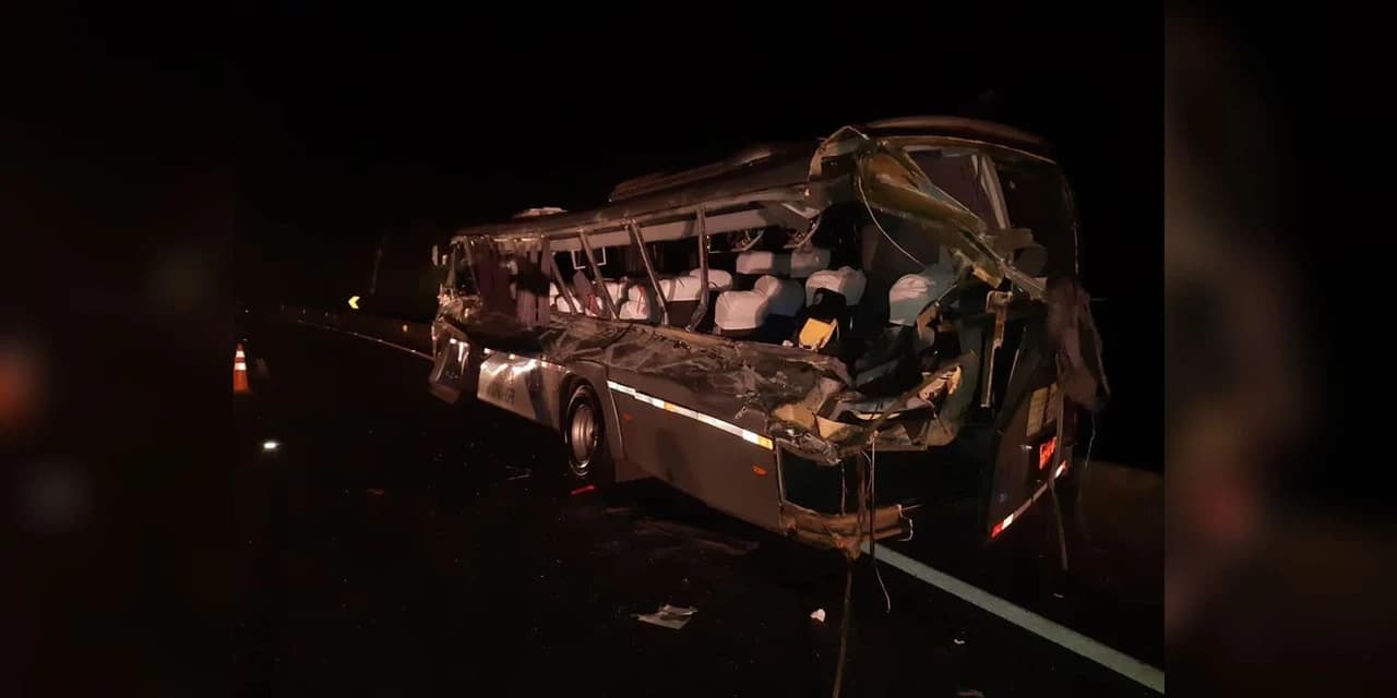 Duas pessoas morrem e 15 ficam feridas em colisão frontal na BR-277 em Guarapuava (PR)