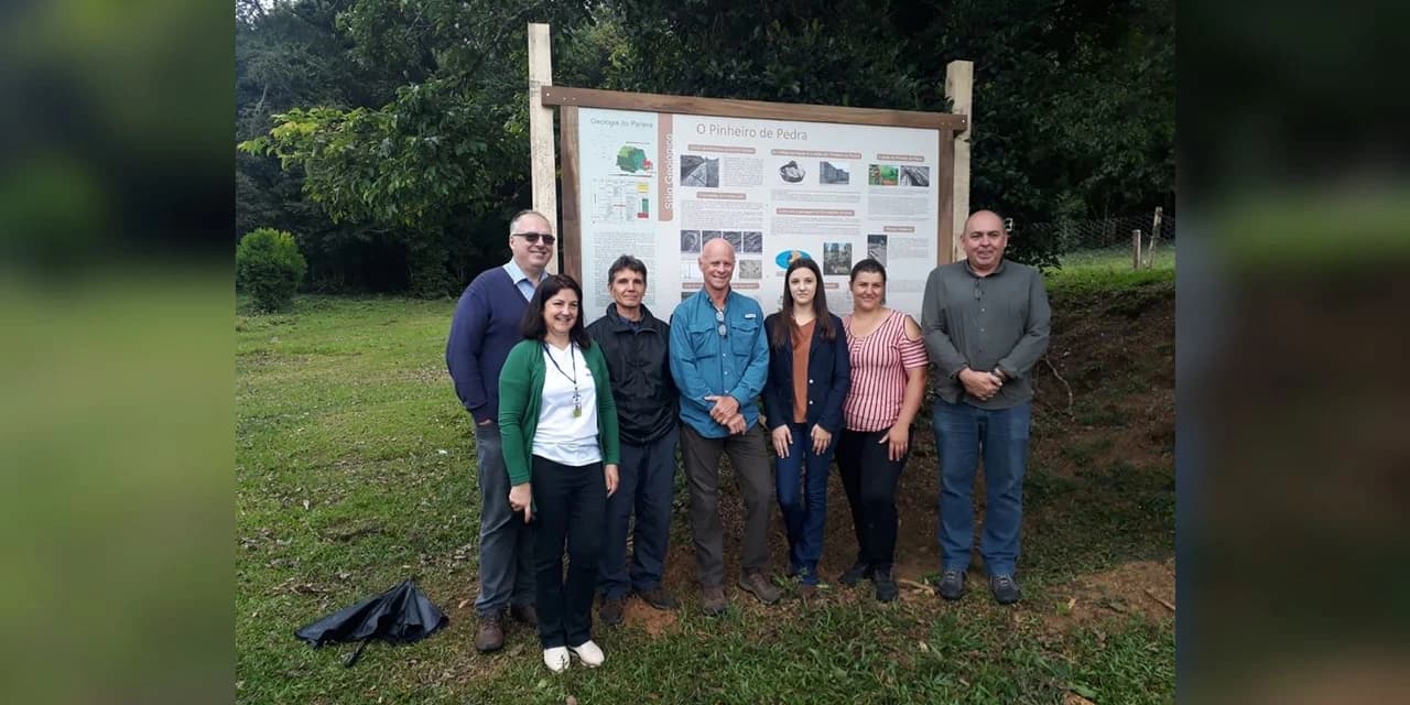 Painel explicativo do Pinheiro de Pedra é inaugurado na comunidade de Ponte Nova em Prudentópolis