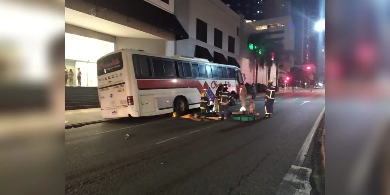 Asfalto cede e ônibus de Prudentópolis fica preso em buraco em frente a shopping de Curitiba