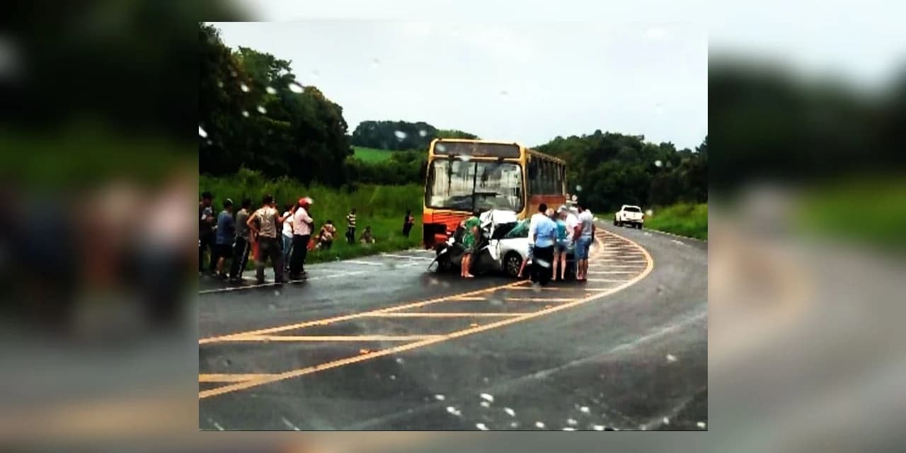 Colisão entre ônibus e carro deixa 5 mortos na BR-277, em Irati
