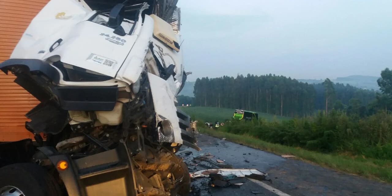 Motorista morre em acidente entre ônibus e caminhão na Br-373 entre Imbituva e Guamiranga