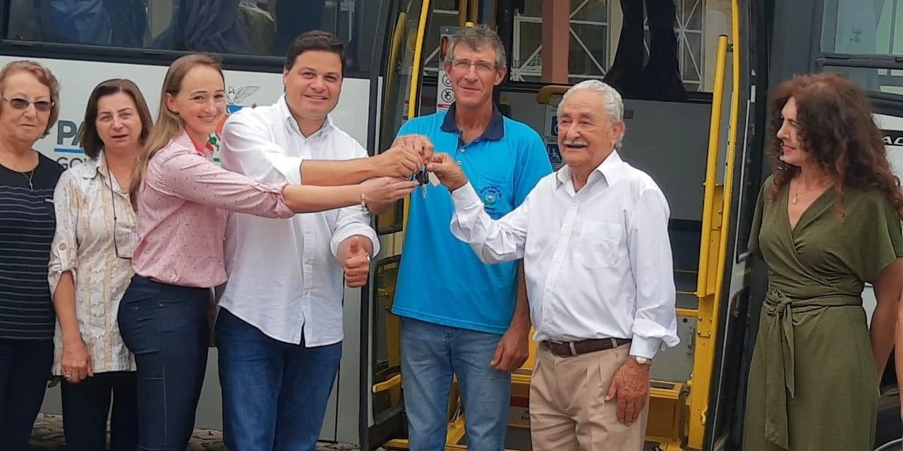 Sandro Alex entrega ônibus adaptado para a Apae de Guamiranga.