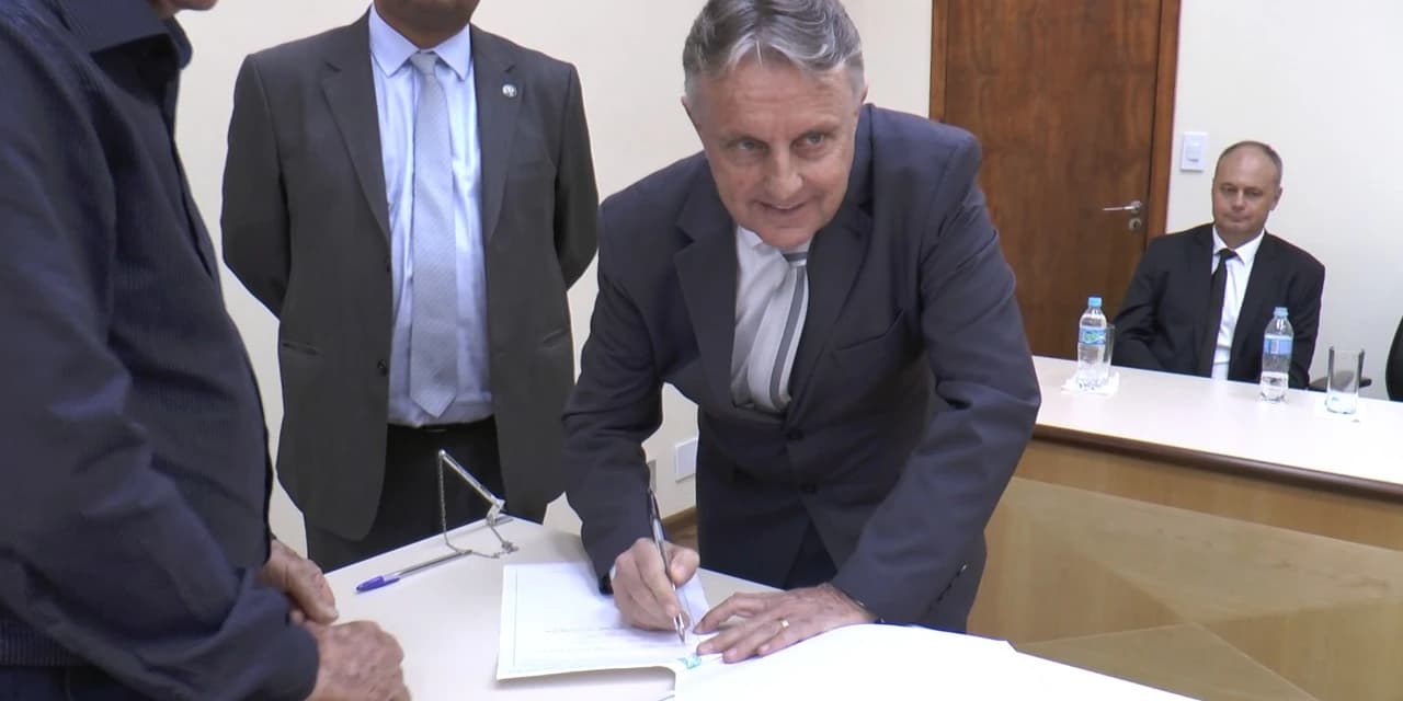 TV NOSSA GENTE: Prefeito Adelmo oficializa a doação de terreno para a construção do novo Fórum.