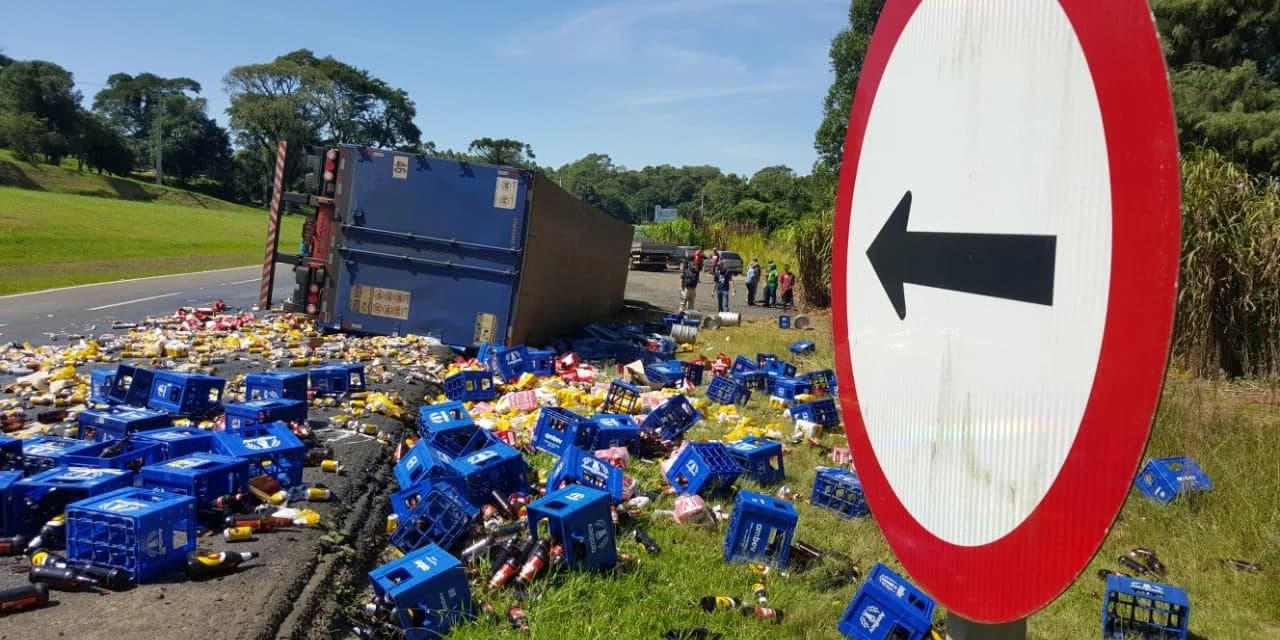 PRF atende tombamento de carreta carregada de cerveja.