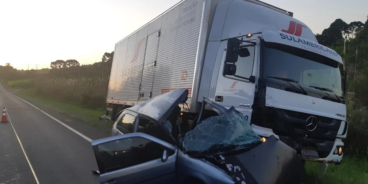 PRF atende em Palmeira acidente com vítimas envolvendo caminhão e automóvel.