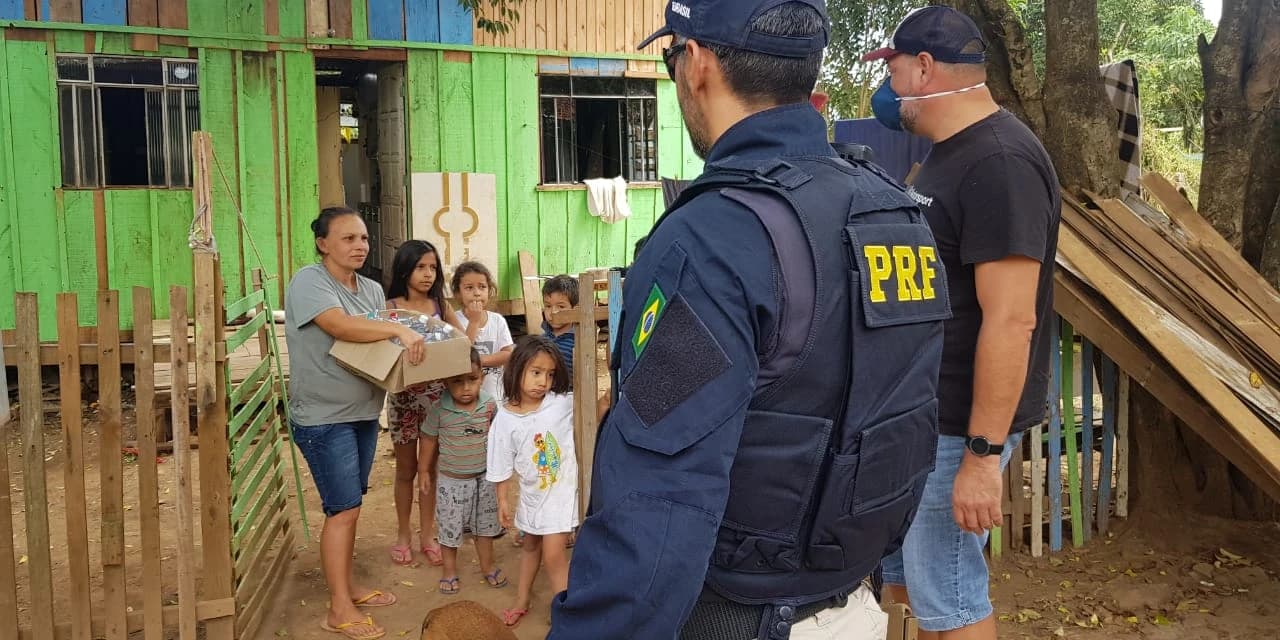PRF faz transporte de doação de álcool gel para comunidade carente e Penitenciárias de Ponta Grossa