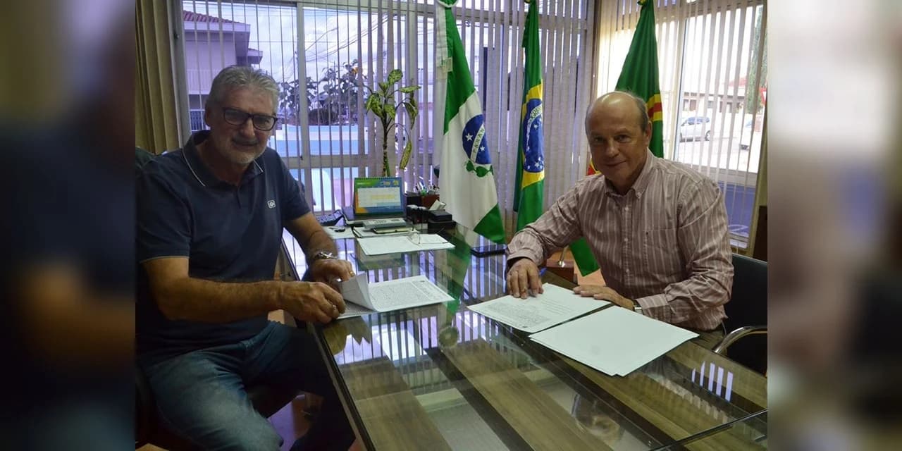 Prefeito Bertoldo Rover assina a escritura pública de doação da área do parque ambiental