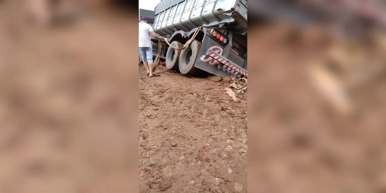 Caminhão carregado de calcário danifica estrada no interior de Prudentópolis