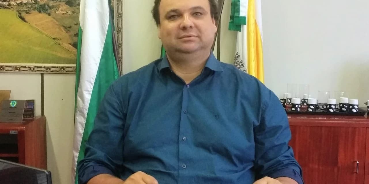 Teixeira Soares doa máscaras e álcool gel para população e adia pagamento do IPTU