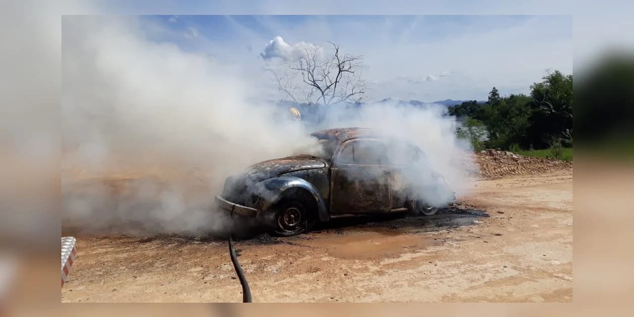 Fusca pega fogo e é destruido pelas chamas em Rio Azul