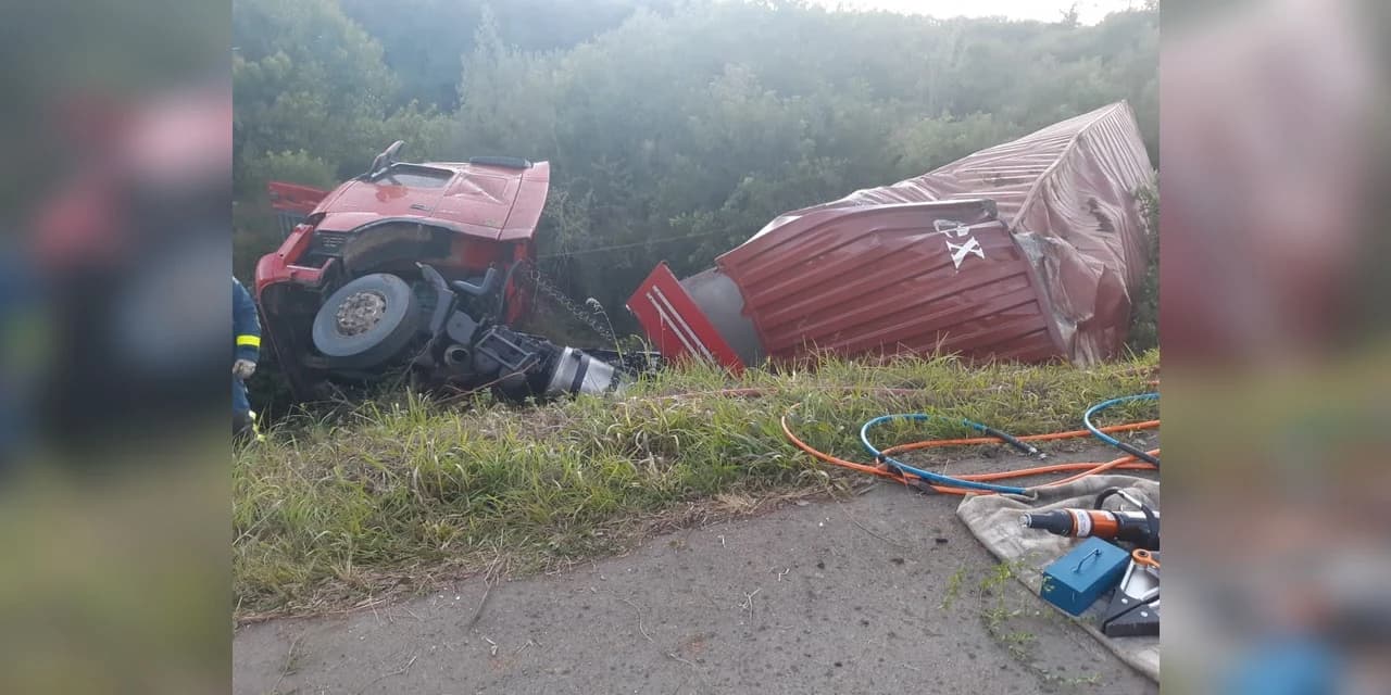 PRF atende tombamento na BR 153 em Irati