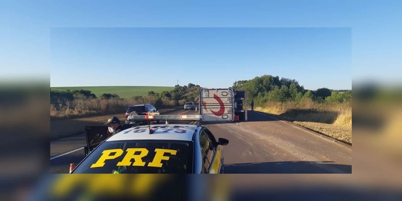 Após briga entre caminhoneiros, carreta tomba na BR-277 em Guarapuava (PR)
