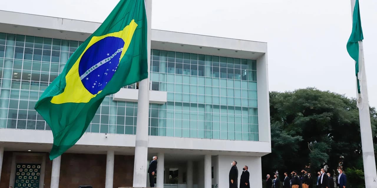 Bandeira do Brasil é hasteada novamente na frente do Palácio Iguaçu