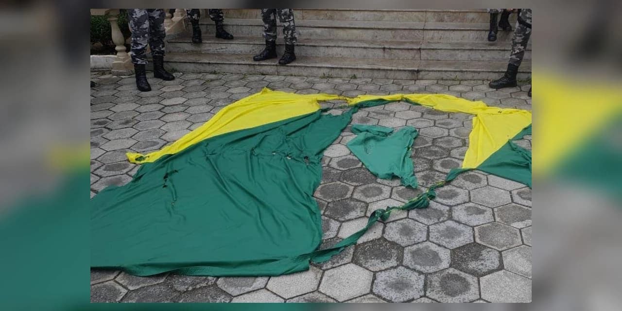 PM resgata parte da Bandeira Nacional e apreende adolescente