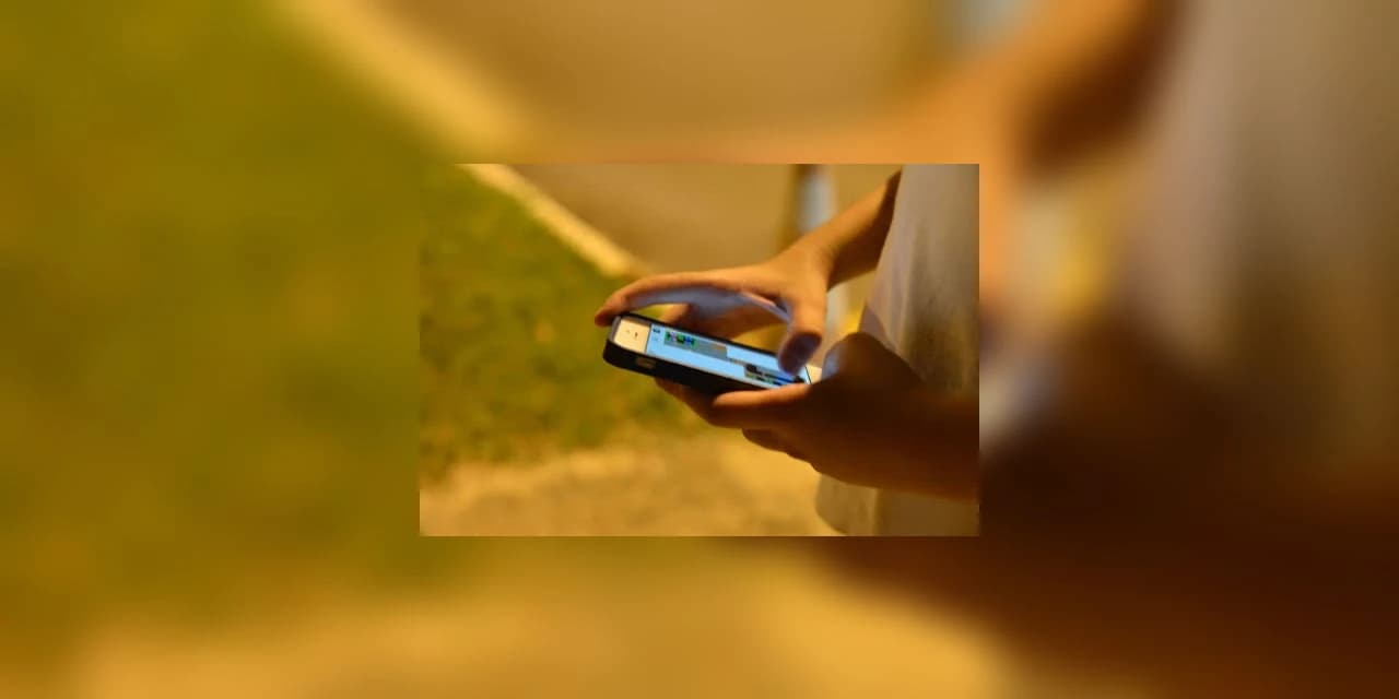 Mãe procura a polícia após a filha de 12 anos relatar que está sendo assediada.