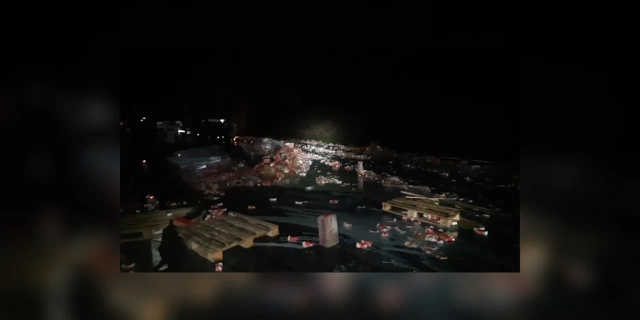 Carga de leite condensado ficou espalhada na pista após acidente em Guarapuava.