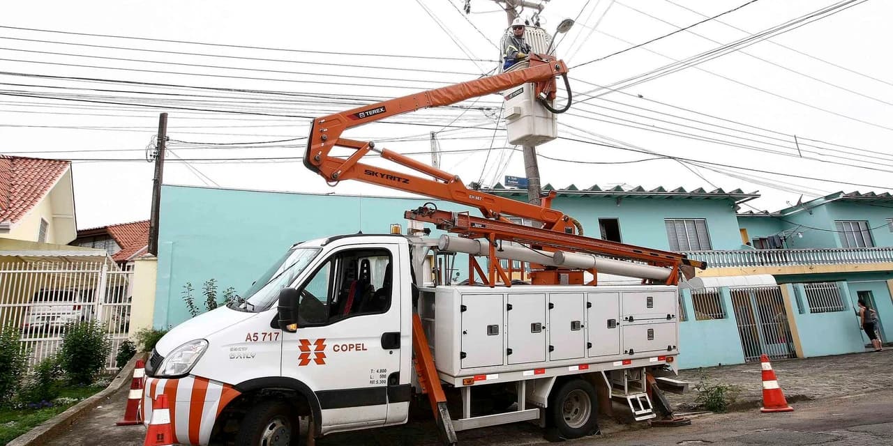Copel tem 400 equipes em campo para restabelecer fornecimento
