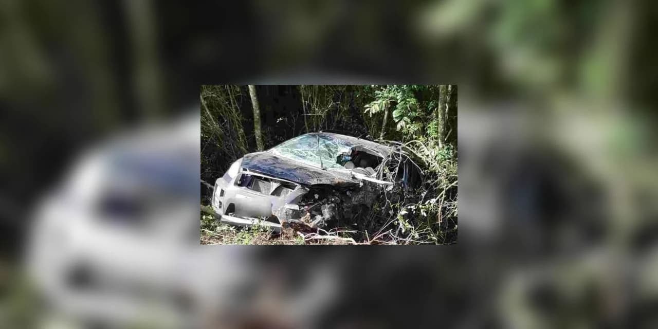 Carro fica destruído depois de colidir com três carretas na BR-476, em São Mateus do Sul