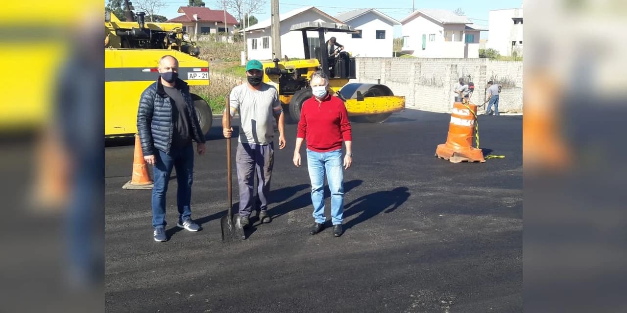 TV NOSSA GENTE: Prefeito Adelmo e vice Osnei acompanham as obras de pavimentação asfáltica no Jardim Pinheiros na Vila das Flores.