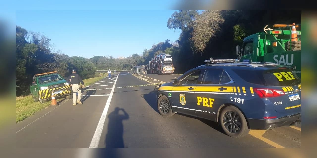 PRF atende tombamento de caminhão, na BR 277