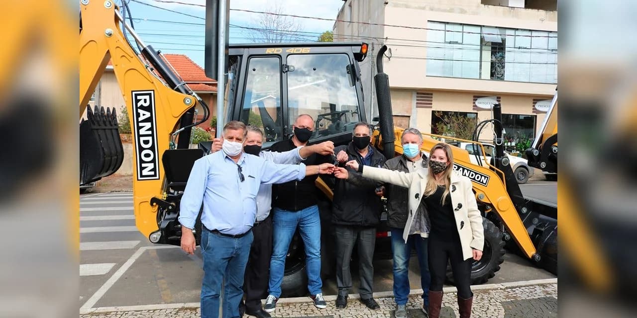 TV NOSSA GENTE: Prudentópolis recebe duas novas retroescavadeiras para a Agricultura.