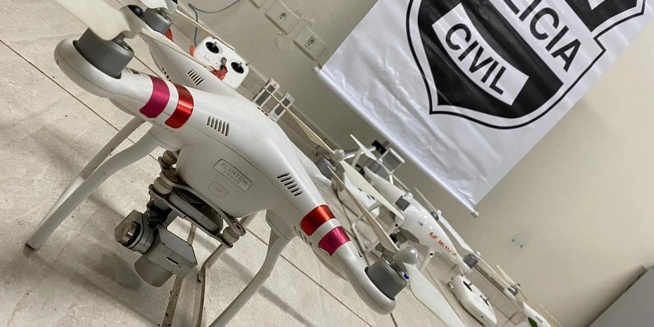 Polícia Civil de Ponta Grossa apreende drones, equipamentos de manutenção e controles.