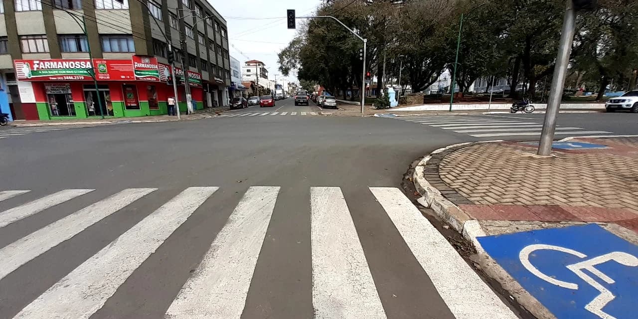 Acidente entre caminhão e automóvel é registrado no centro de Prudentópolis.