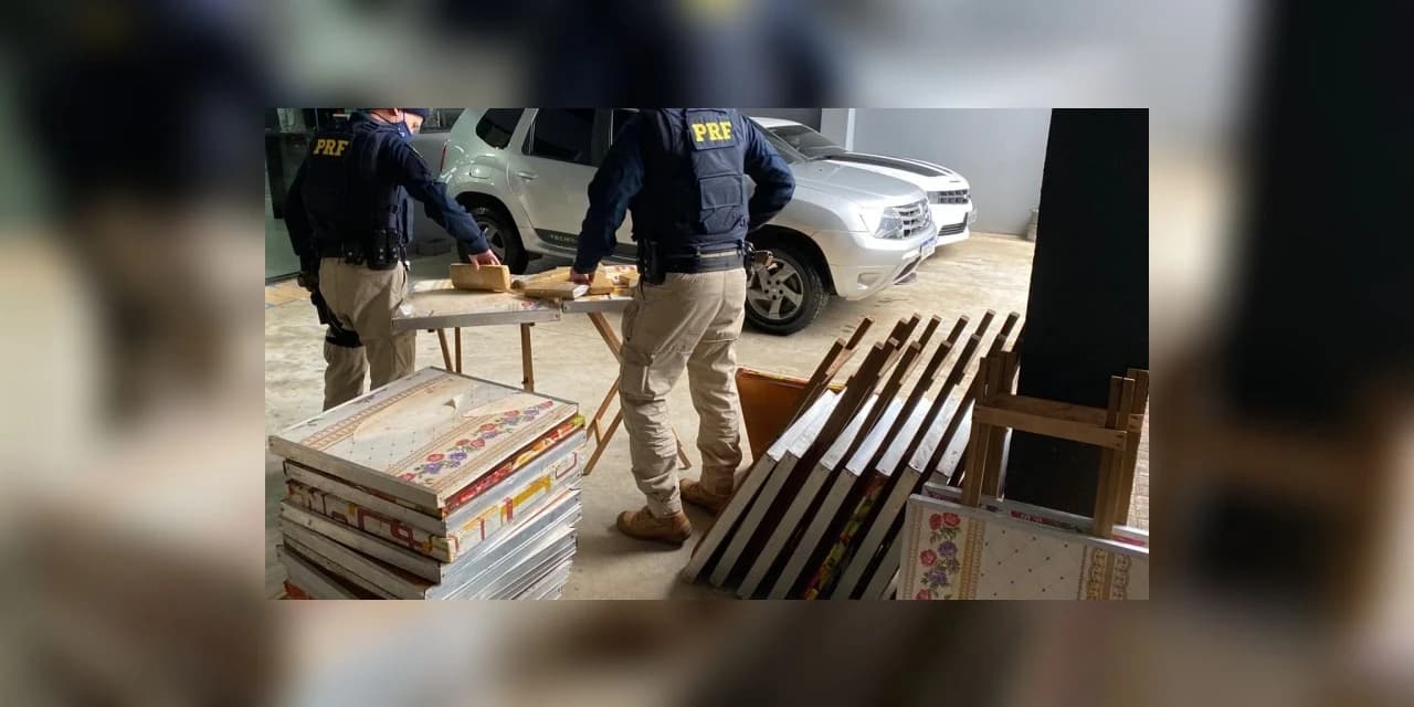 PRF apreende 206 quilos de maconha escondida dentro de mesas no Paraná.
