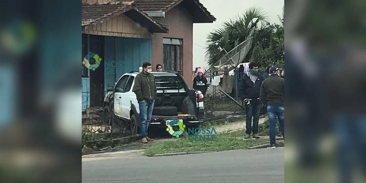 Após colisão, carro vai parar dentro do pátio de uma residência em Prudentópolis.