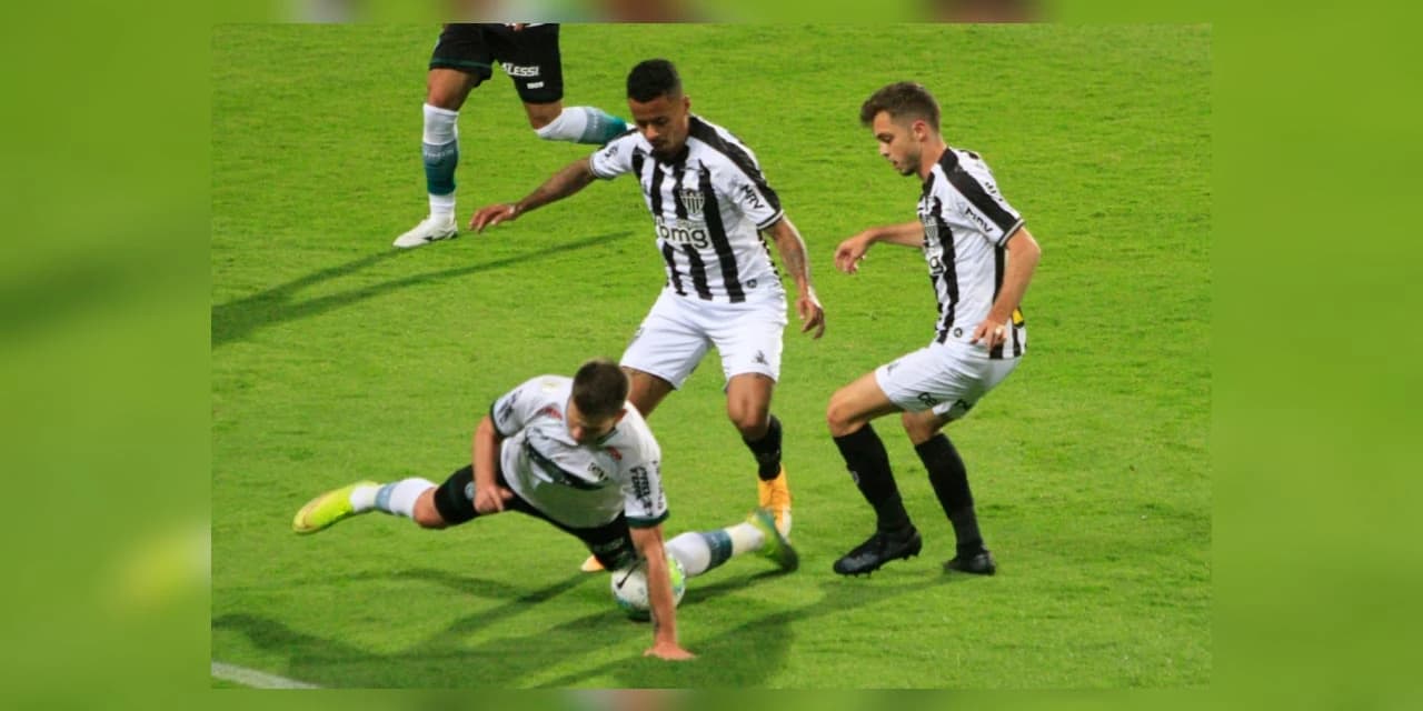 Coritiba perde para o Atlético-MG no Couto e volta à zona de rebaixamento