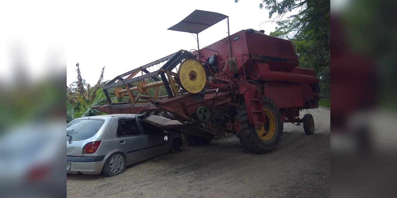 Carro atinge colheitadeira no interior de Prudentópolis