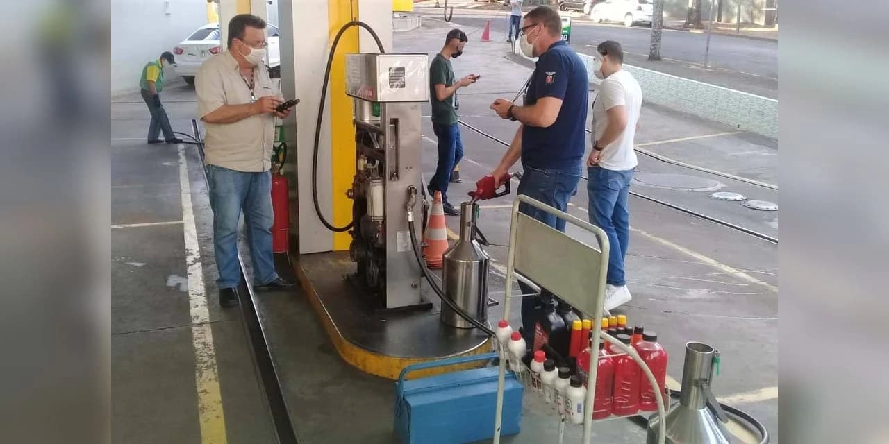 Ação conjunta fiscaliza postos de combustível no Interior