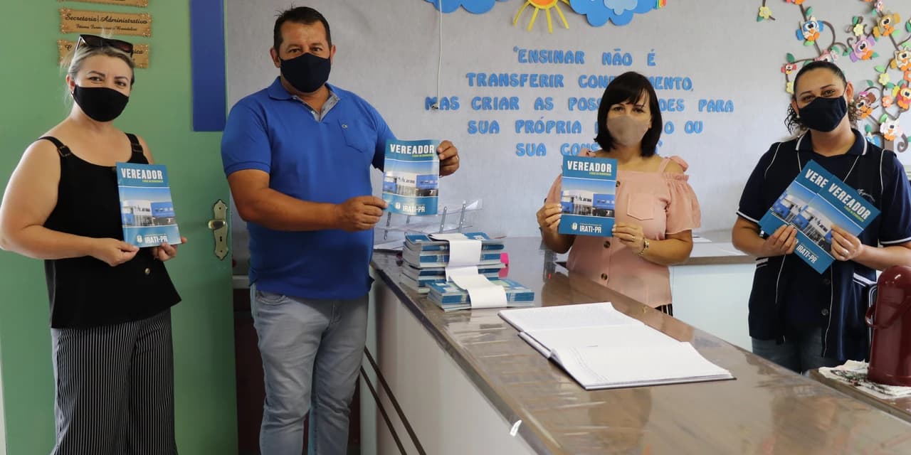 Em Irati legislativo distribui Cartilhas Educativas nas escolas
