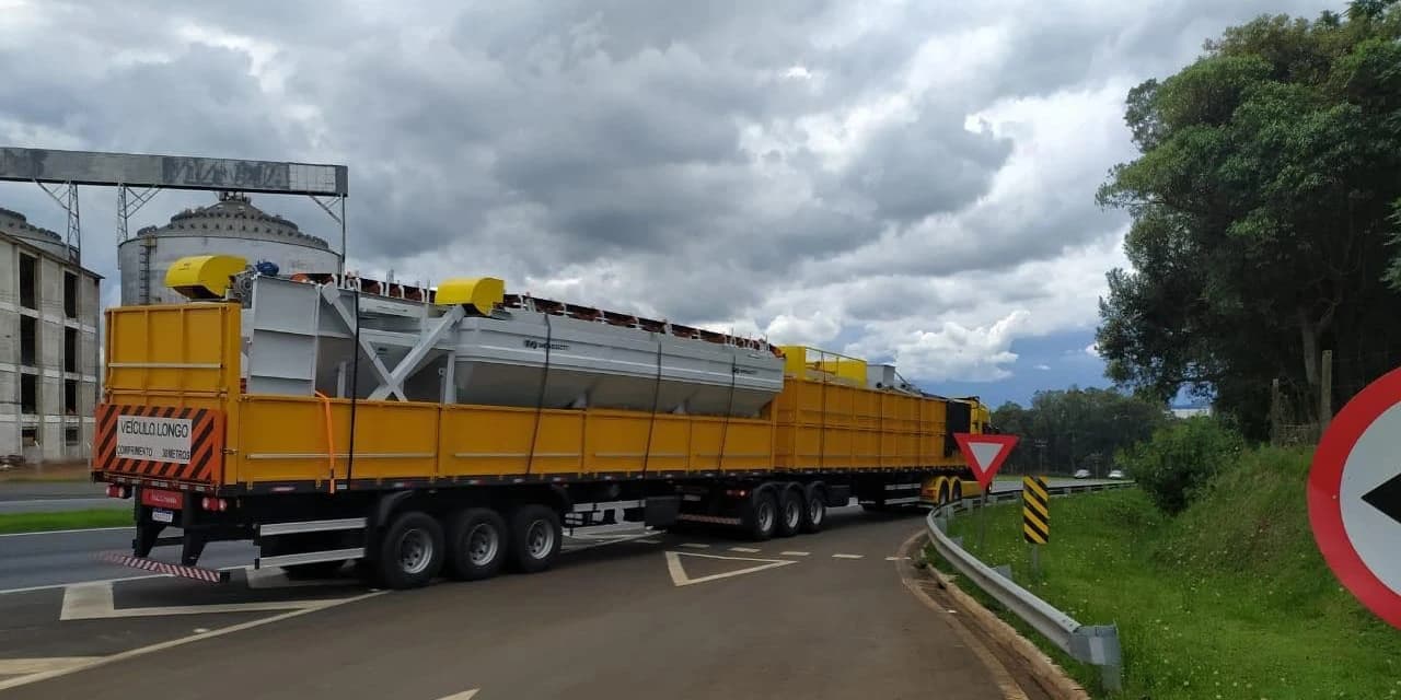 PRF flagra menor de idade conduzindo veículo com carga superdimensionada em Ponta Grossa (PR)