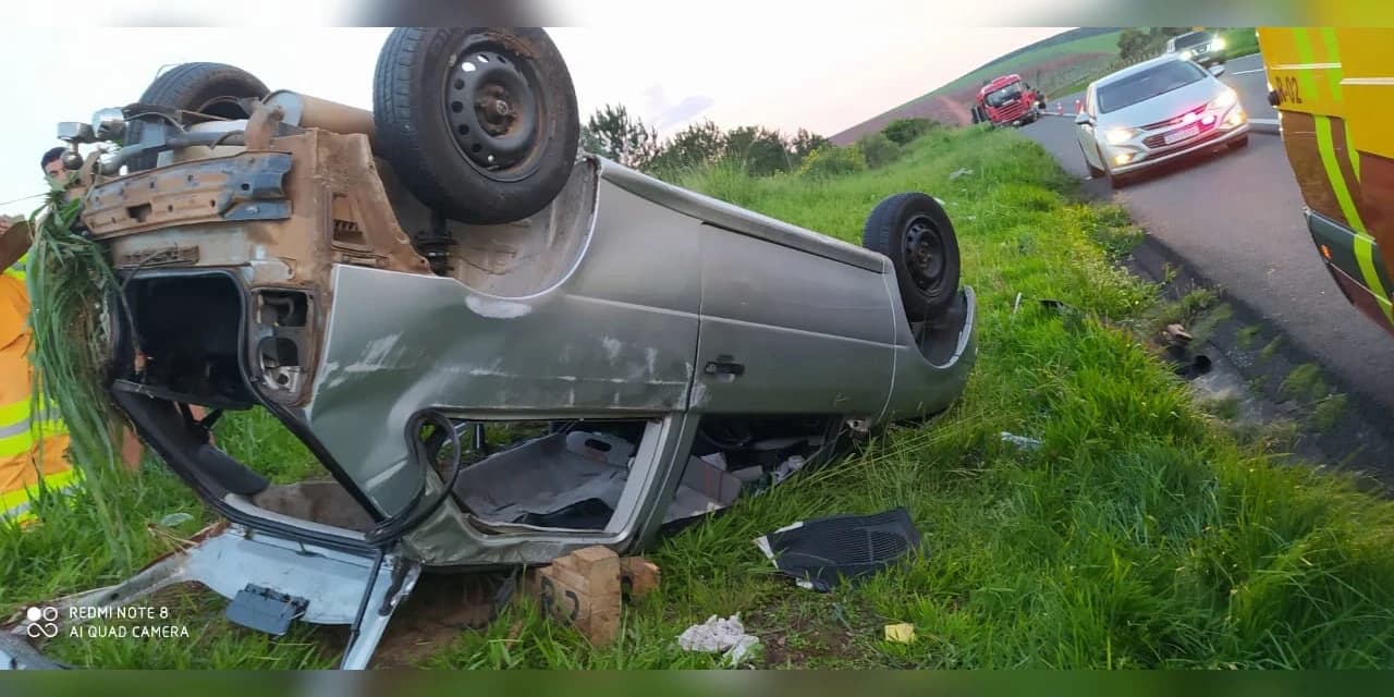 PRF atende capotamento com duas vítimas