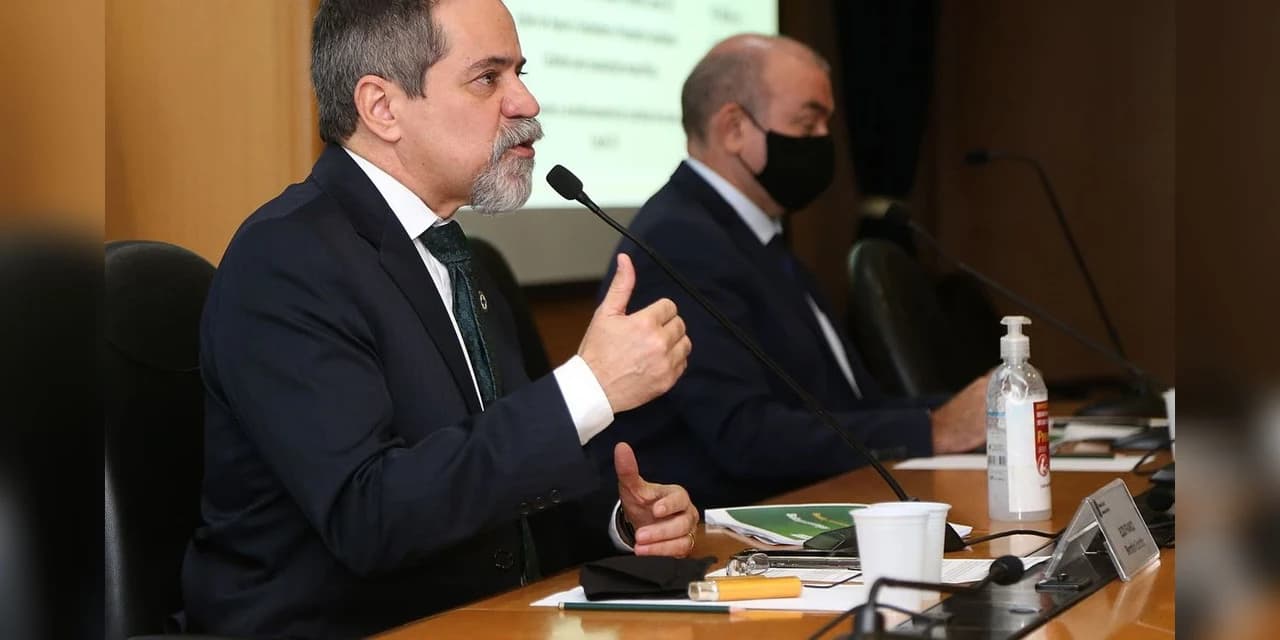 Ministério da Saúde: vacinação poderá começar em 20 de janeiro