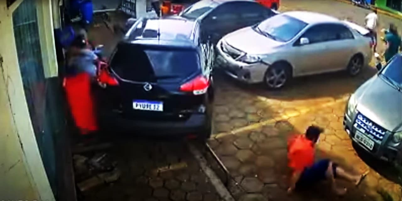 Homem morre atropelado em estacionamento de supermercado após idosa confundir pedais de carro, em Cantagalo