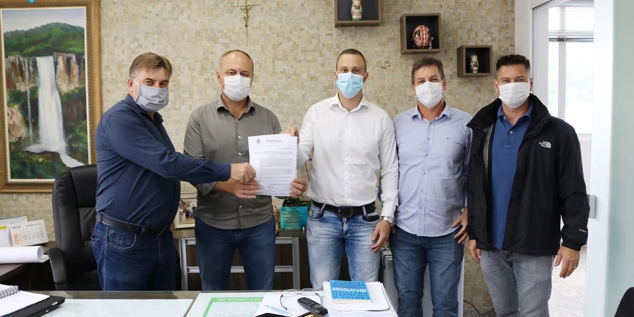 Vereadores participam da assinatura do decreto de desapropriação do terreno do parque industrial.