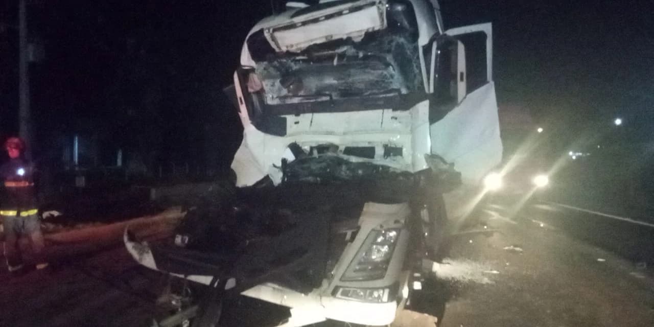PRF atende grave acidente envolvendo duas carretas