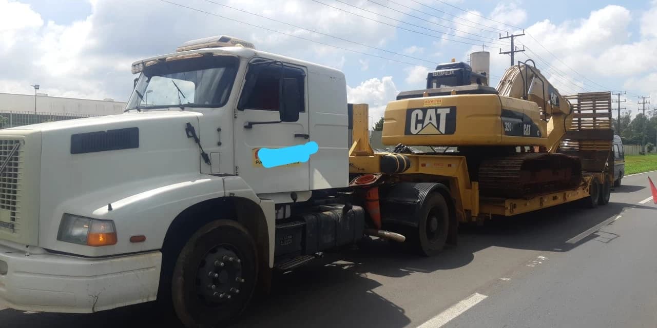 PRF realiza apreensão de Caminhão com diversas irregularidades
